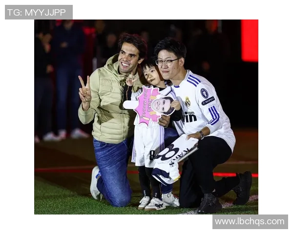 足球明星与球迷亲密合影高清图片展现激情瞬间与友谊时刻