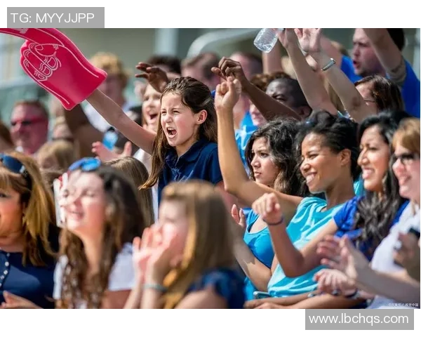 足球明星粉丝热情采访瞬间记录展现球迷对偶像的无限热爱与支持